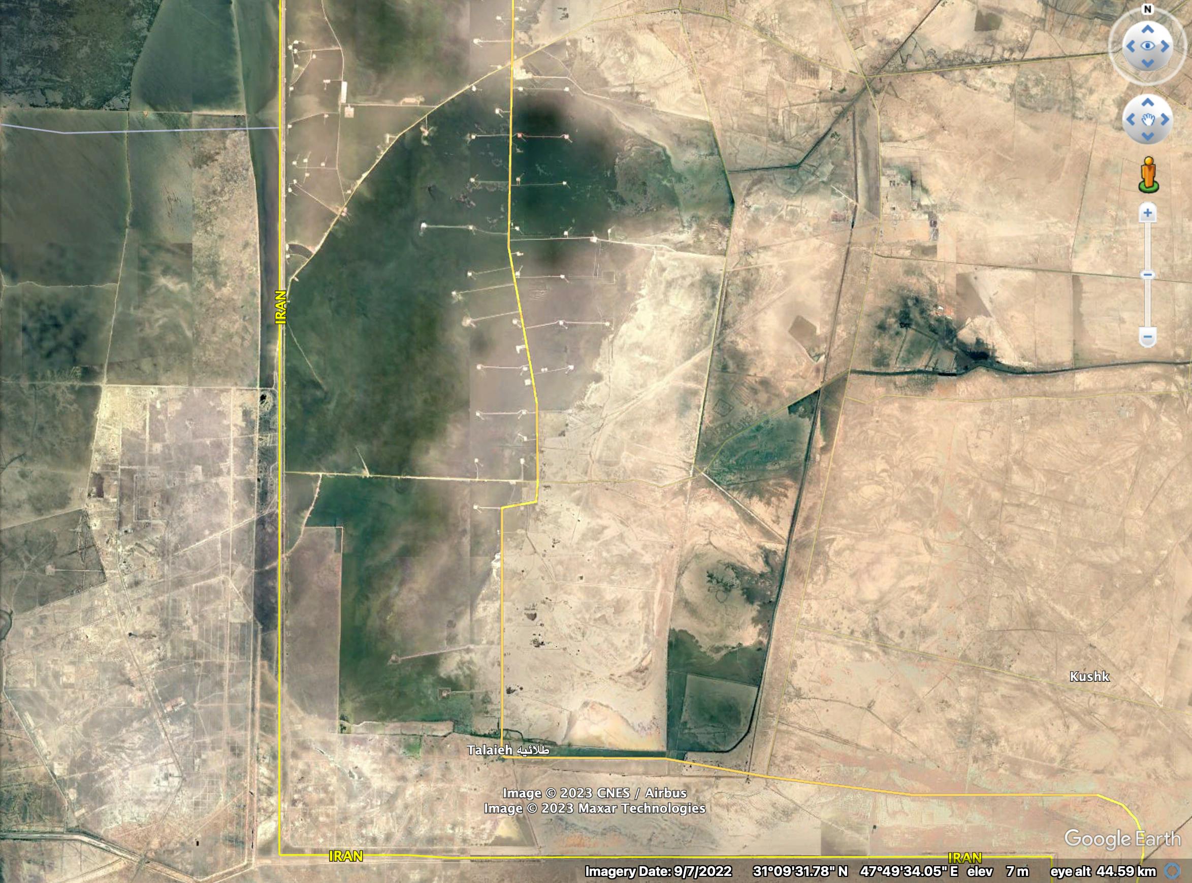 تصویر گوگل‌مپز نشان می‌دهد که چگونه با گسترش استخراج نفت، تالاب هورالعظیم گام به گام به صحرا تبدیل می‌شود.